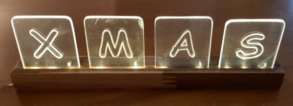 Schriftzug "XMAS" leuchtend